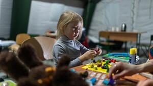 Ein Mädchen spielt in einem beheizten Zelt