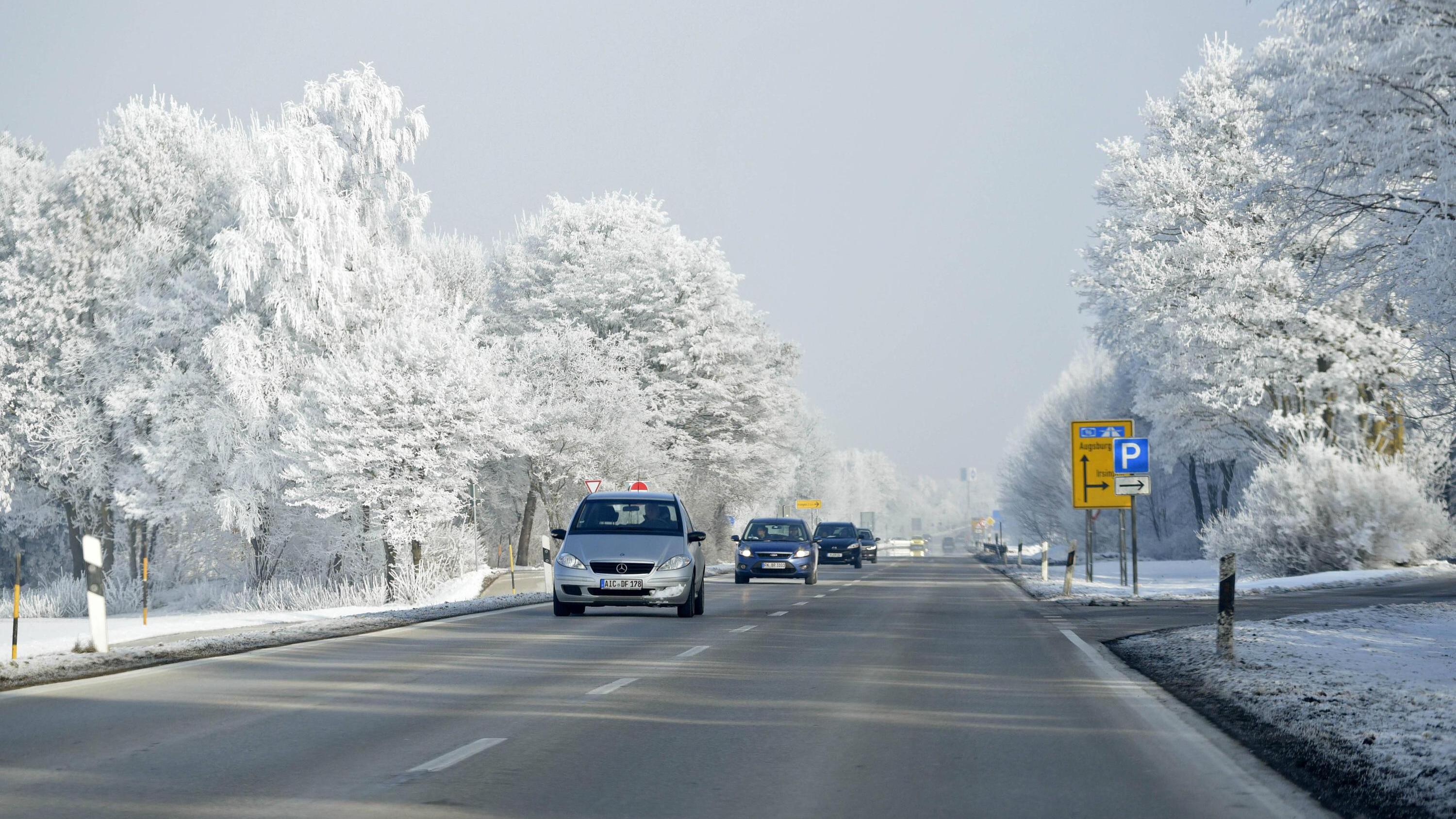 Glätte, Schnee und verschneite Verkehrsschilder: So ist die