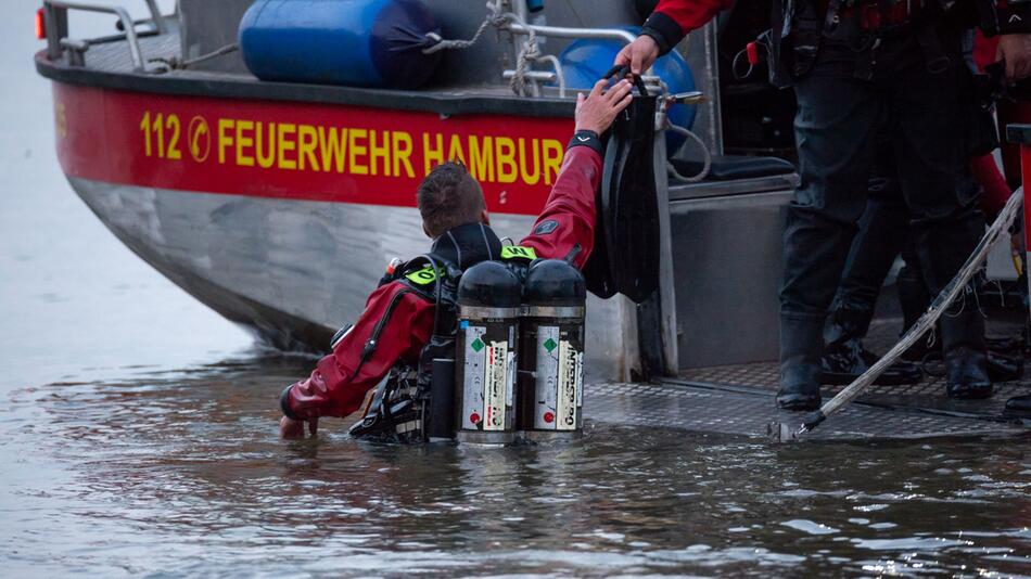 Taucher der Feuerwehr bergen Leiche aus der Elbe