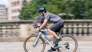 Mann fährt mit einem Gravelbike durch die Stadt