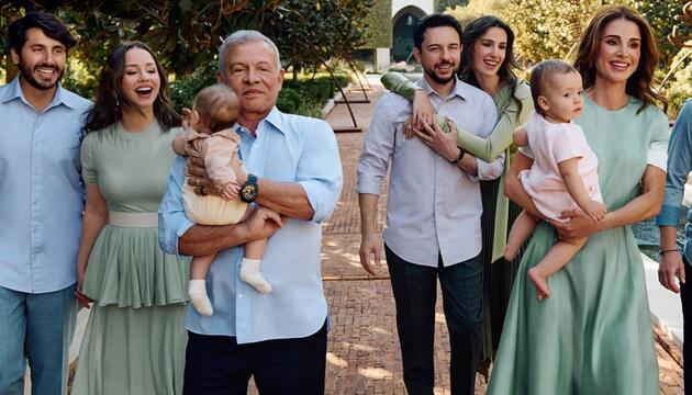 Jordaniens König Abdullah II. und Königin Rania mit einigen ihrer Kinder und zwei Enkeln im Arm ...