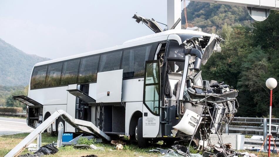 Deutscher Reisebus in der Schweiz verunglückt