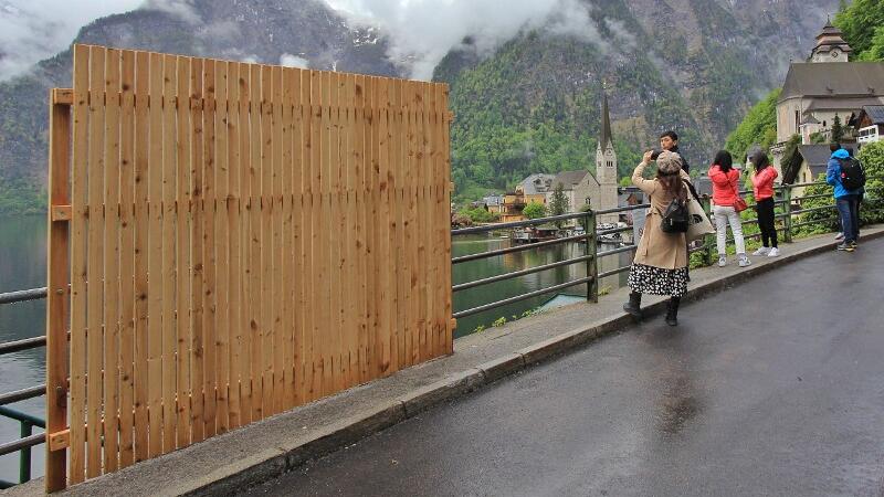 Eine Holzwand steht in Hallstatt.