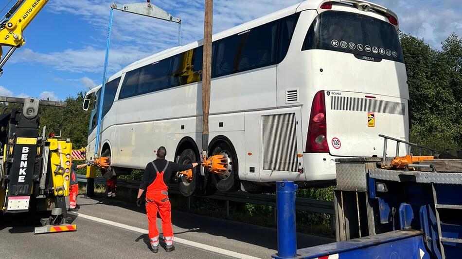 Der tschechische Reisebus wird nach dem Unfall auf der A38 geborgen