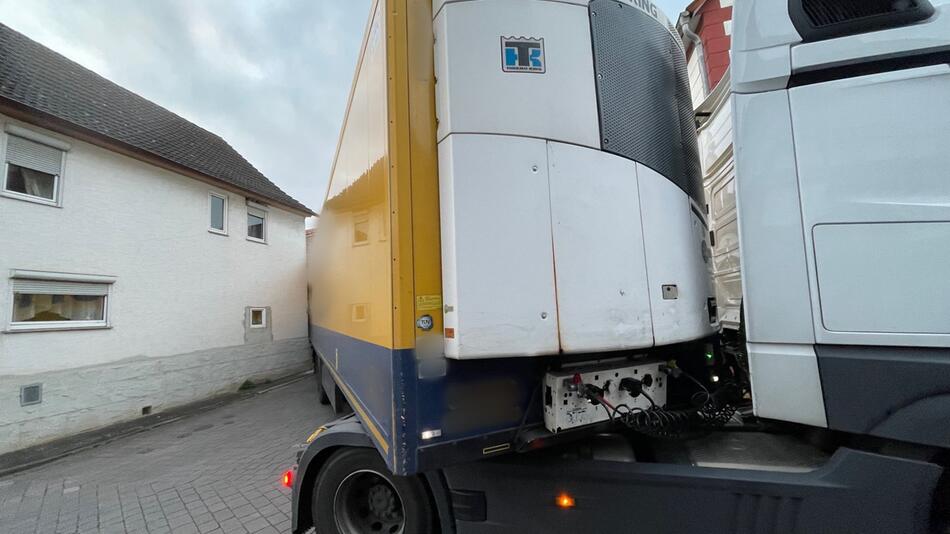 Lkw steckt zwischen Häusern in hessischem Ort fest