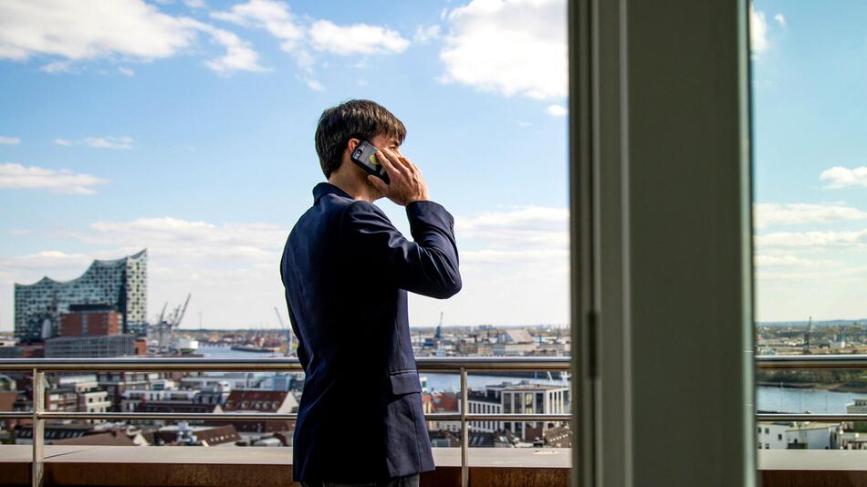 Ein Mann im Sakko telefoniert
