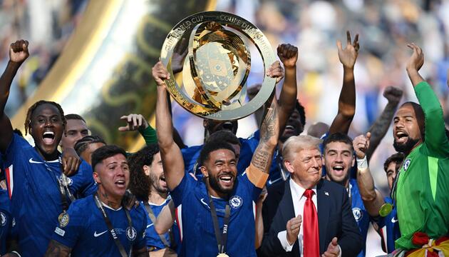 Reece James reckt Klub-WM-Trophäe in die Höhe.