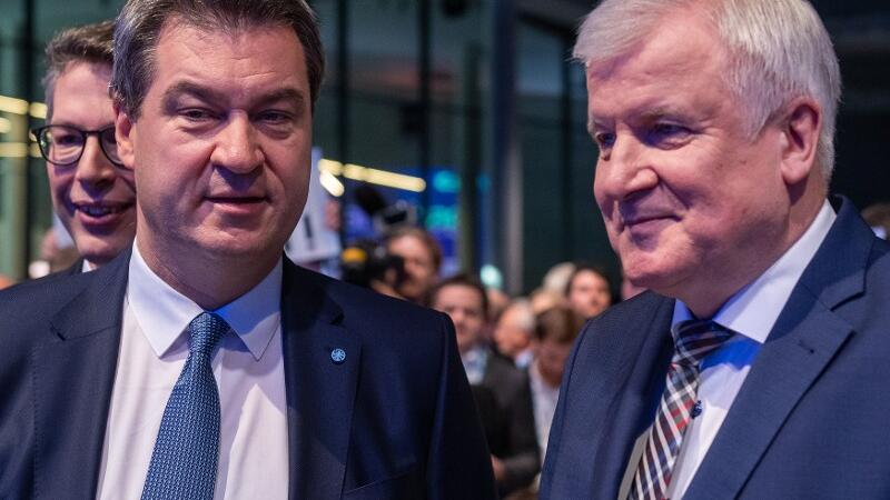 Markus Söder und Horst Seehofer stehen nebeneinander.