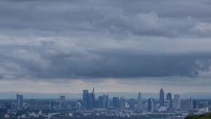 Dunkle Wolken über Bankenskyline von Frankfurt/Main