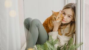 Mädchen schmust mit Katze