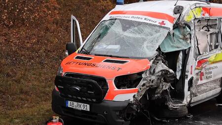 Rettungswagen kollidiert mit Lkw in Alzenau