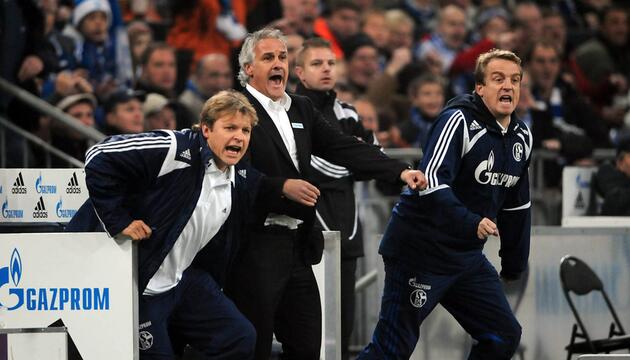Der frühere Schalke-Trainer Fred Rutten (Mitte, Bild von 2008) übernimmt als Curacao-Trainer. 