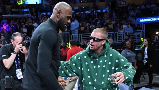 Justin Bieber und LeBron James begrüßen sich.