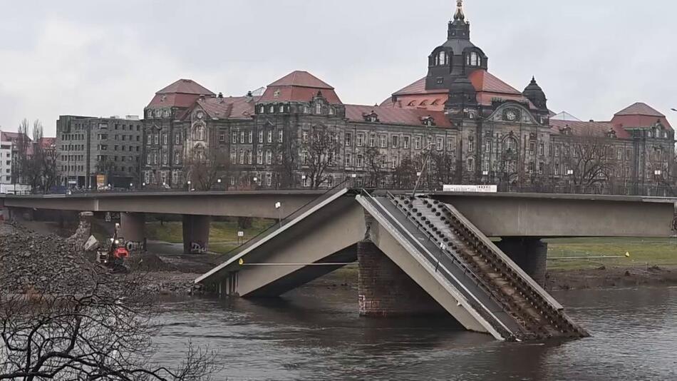 Nach Brückeneinsturz in Dresden: Erste Schiffe fahren unter Carolabrücke durch