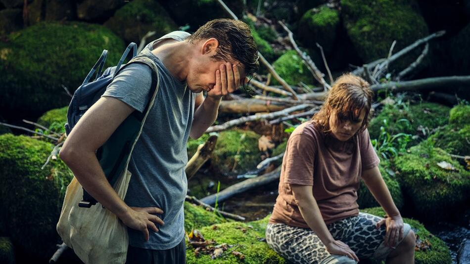 Sven Kucher (Benjamin Lillie) und seine Frau Nina (Pina Bergemann) fliehen im "Tatort: Die große ...