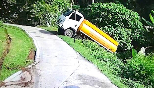 Abwasser-LKW auf Abwegen: Saugwagen rollt rückwärts Hügel hinunter