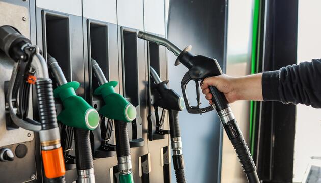Detailaufnahme einer blauen Kraftstoffpreistafel an einer Tankstelle. 