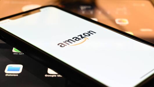 Amazon-Logo auf dem Smartphone