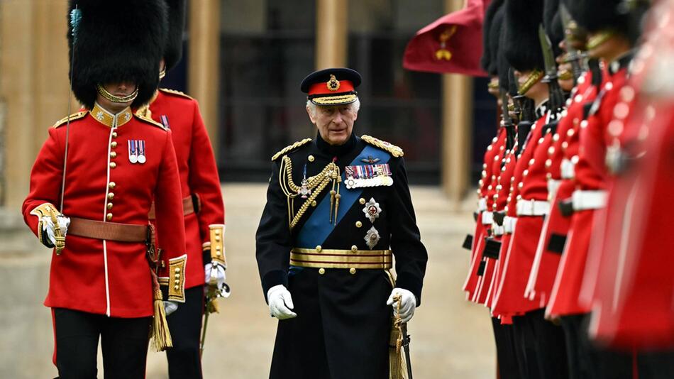 König Charles III. und die Kompanien Irish Guards während der Zeremonie auf Schloss Windsor.