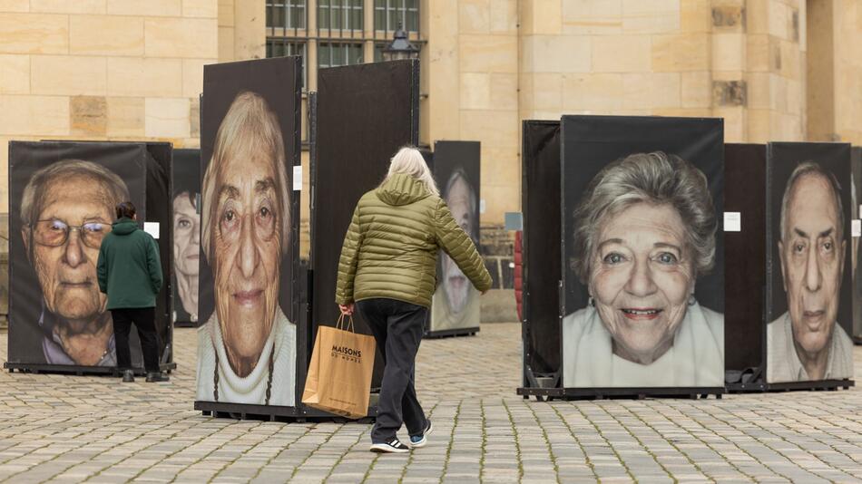 Ausstellung "Gegen das Vergessen" in und vor der Frauenkirche