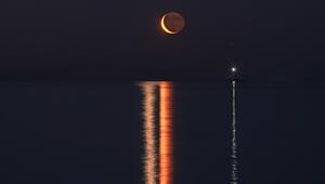 Linien von Planeten reflektiert auf Wasser