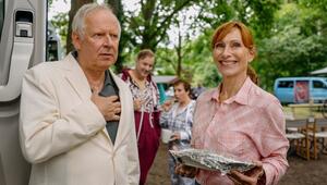 "Familie Bundschuh: Wir machen Camping": Statt einer Auszeit im Hotel genießt Gundula (Andrea ...