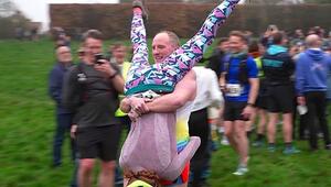 Skurriler Wettbewerb: Paare sprinten beim englischen Ehefrauentragen auf Hügel