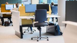 Leerer Schreibtisch in einem Großraumbüro