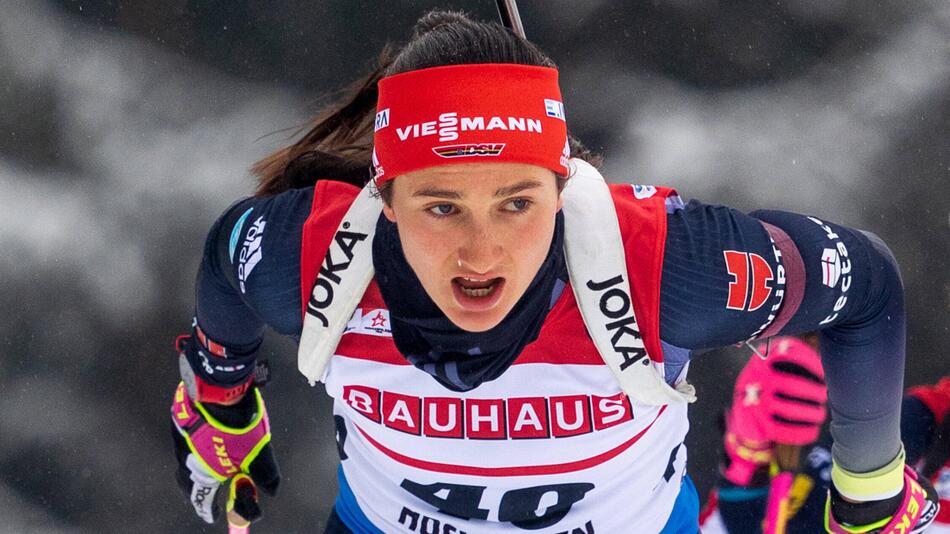 Biathletin Juliane Frühwirt während der Weltcup-Verfolgung über zehn Kilometer 2022 in Hochfilzen