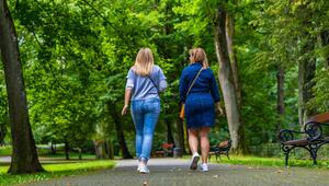 Ob in der Stadt oder der Natur und egal zu welcher Jahreszeit: Spazierengehen hat zahlreiche ...