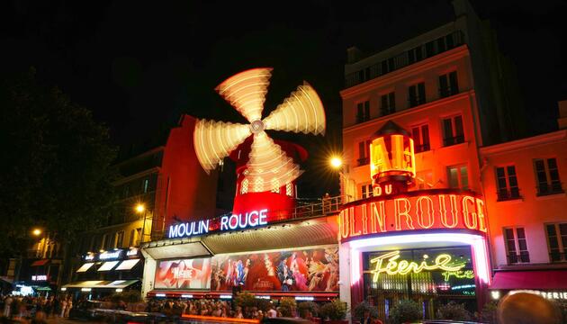 Flügel der Windmühle des Moulin Rouge drehen sich wieder