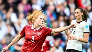 Dänemarks Verteidigerin Stine Ballisager (L) wechselt nach der EM zum FC Bayern.