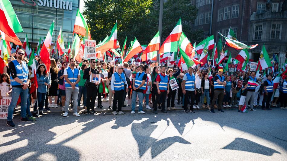 Demonstration zum ersten Todestag von Jina Mahsa Amini