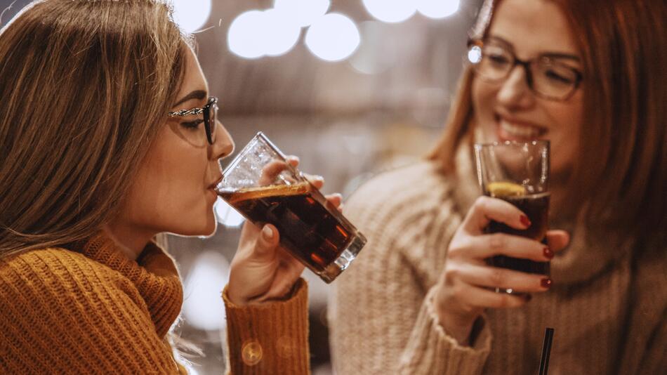 Zwei Frauen trinken Cola