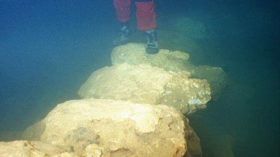 Unterwasser-Brücke