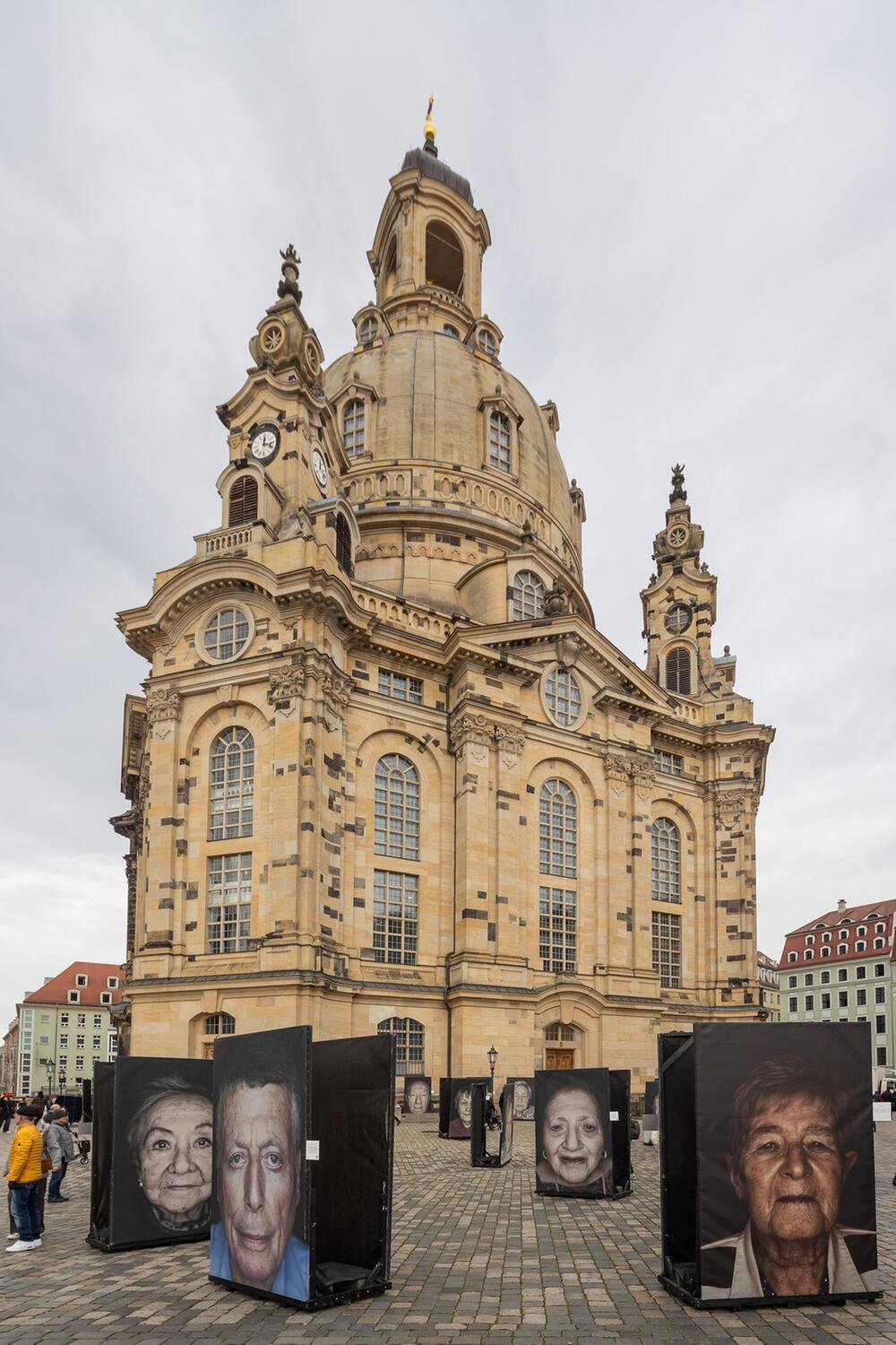 Ausstellung "Gegen das Vergessen" in und vor der Frauenkirche