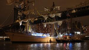 Schiff kollidiert mit Brooklyn Bridge in New York