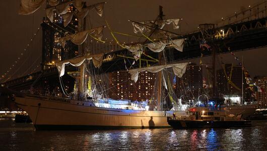 Schiff kollidiert mit Brooklyn Bridge in New York