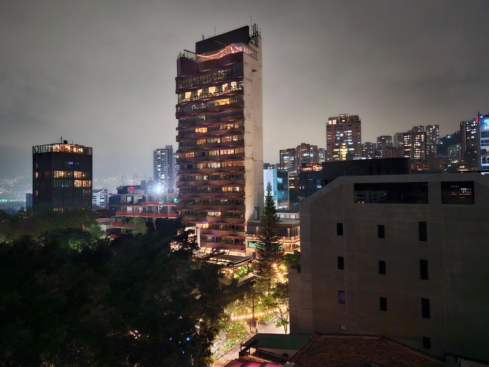 Medellín - Stadtviertel El Poblado bei Nacht