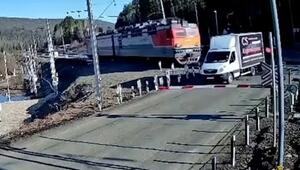 Um Haaresbreite: Lkw-Fahrer riskiert auf Bahnübergang alles