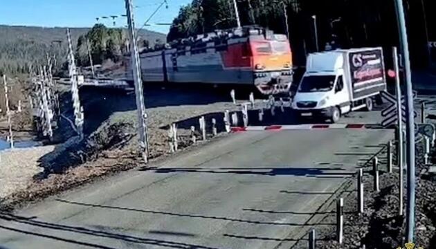 Um Haaresbreite: Lkw-Fahrer riskiert auf Bahnübergang alles