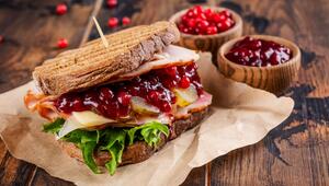 Aus Weihnachtsresten kann im Handumdrehen ein leckeres Sandwich entstehen.