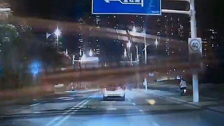 Gigantisches Bohrgerät stürzt auf belebte Straße – Autofahrer haben Riesenglück