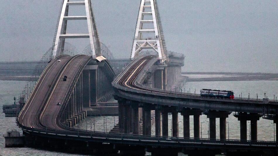 Putin gibt umstrittene Krim-Brücke für Zugverkehr frei