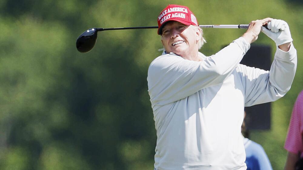 Der frühere US-Präsident Donald Trump am 25. Mai 2023 beim Golfen beim LIV-Turnier in Washington