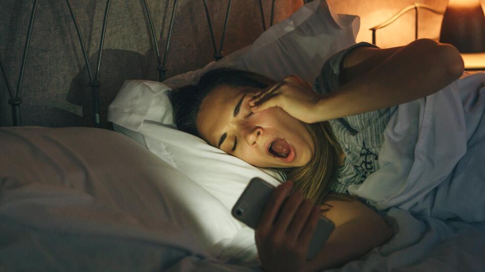 Vielen Menschen fällt es schwer, das Smartphone wegzulegen - selbst im Bett.