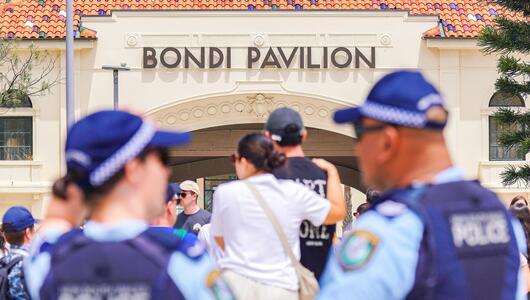 Polizeibeamte bewachen den Tatort am Bondi Beach