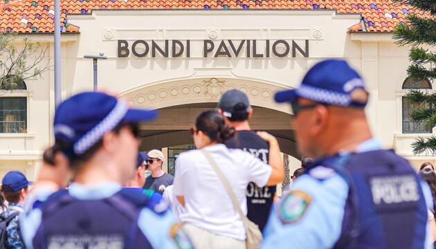 Polizeibeamte bewachen den Tatort am Bondi Beach