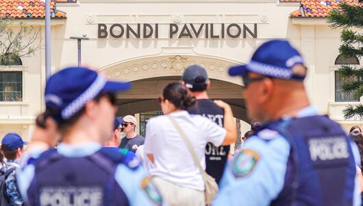 Polizeibeamte bewachen den Tatort am Bondi Beach