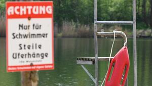 Hinweisschild am Strand des Heidebades in Halle